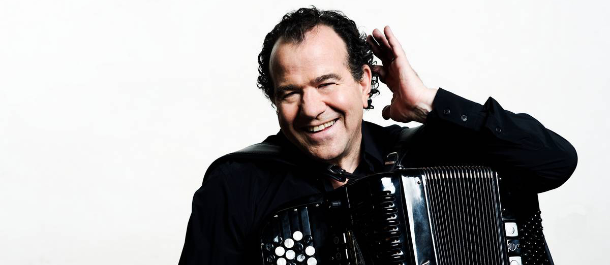 Richard Galliano avec un accordéon