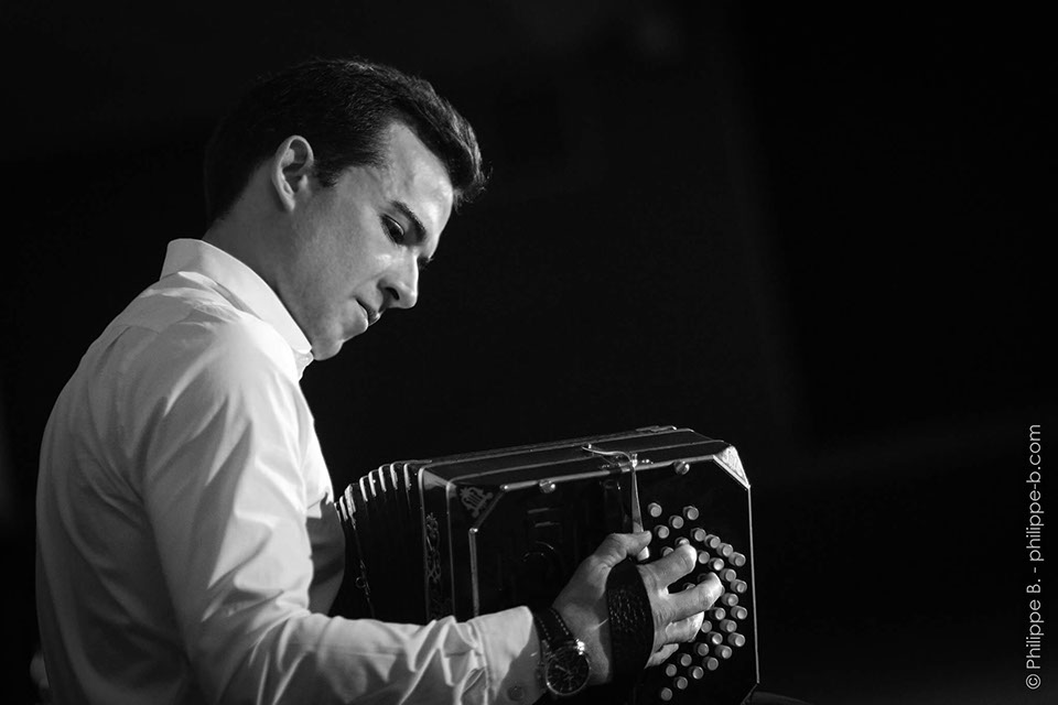 Frédéric LANGLAIS avec un accordéon
