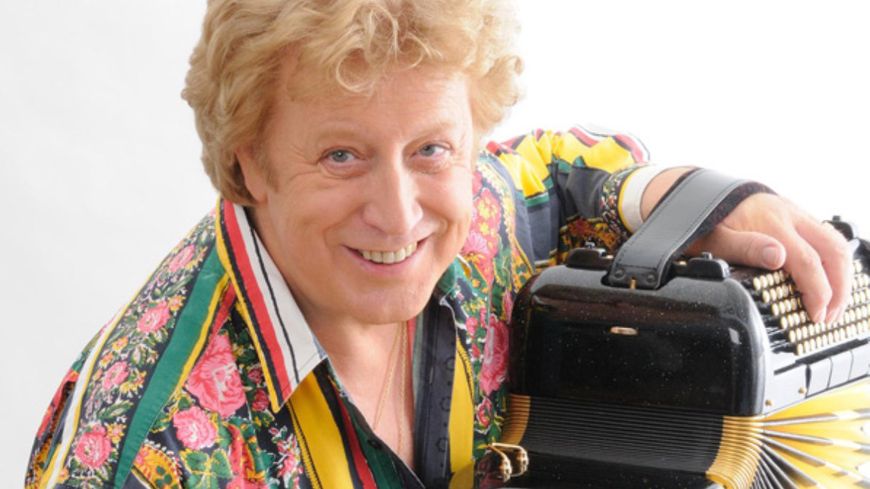 Michel Pruvot avec un accordéon