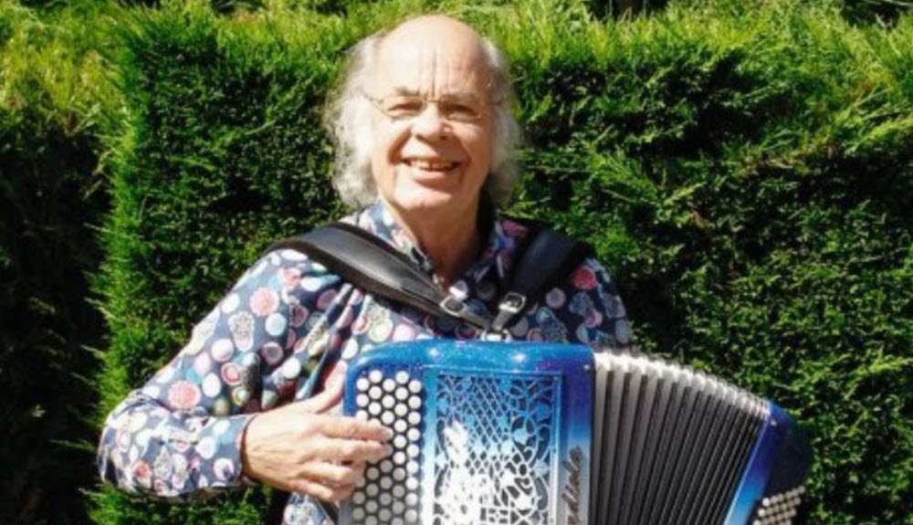 Gilles Lecouty avec un accordéon