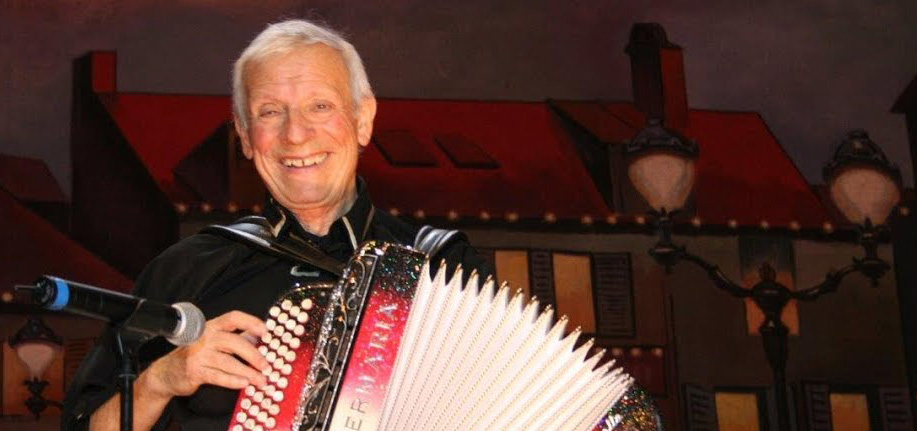 Maurice larcange avec un accordéon