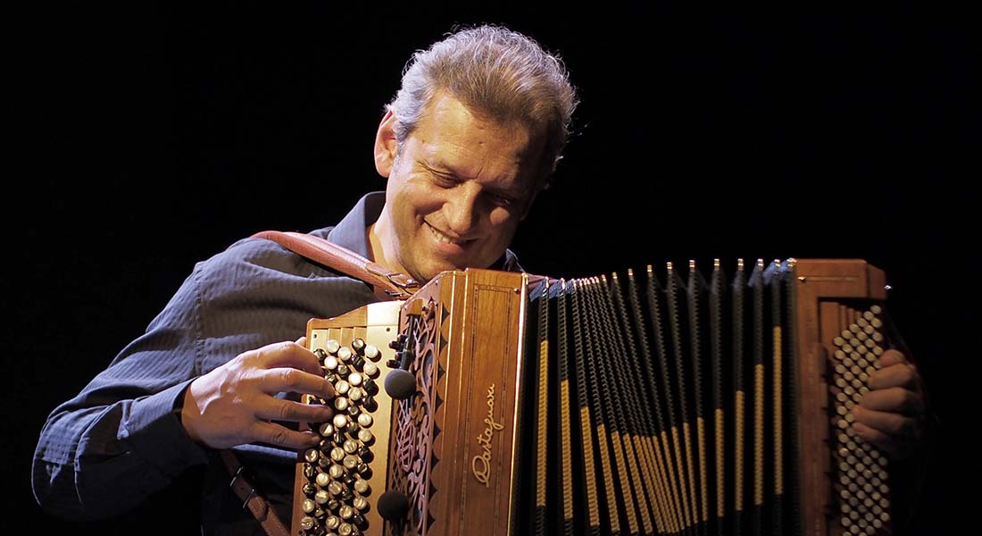 Marc Berthoumieux avec un accordéon