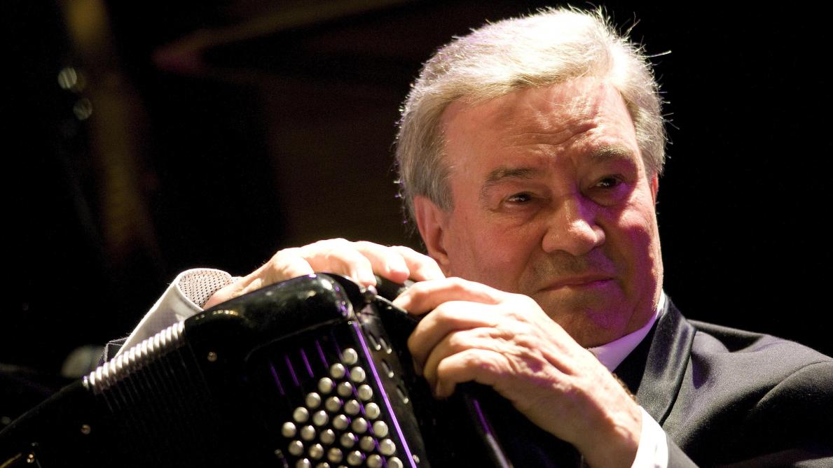 Marcel Azzola avec un accordéon