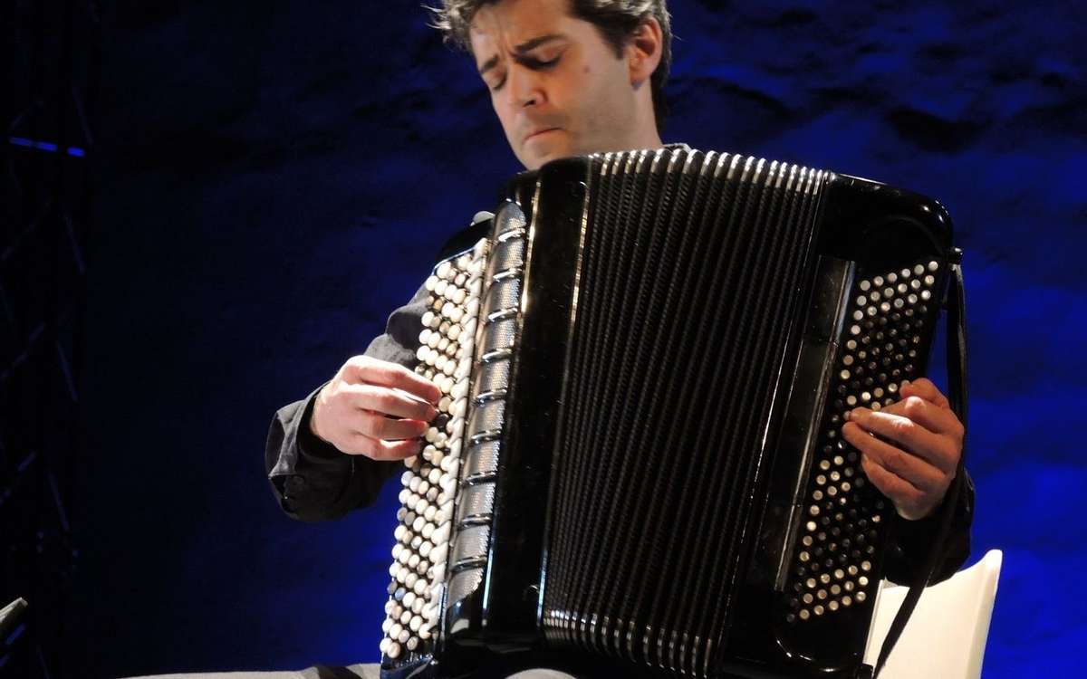 Bruno Maurice avec un accordéon