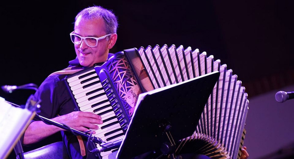 Renzo Ruggieri avec un accordéon