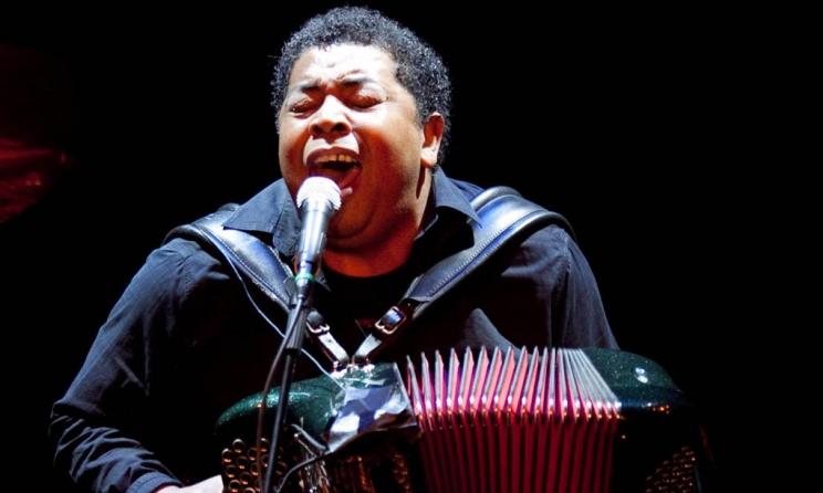 Régis Gizavo avec un accordéon