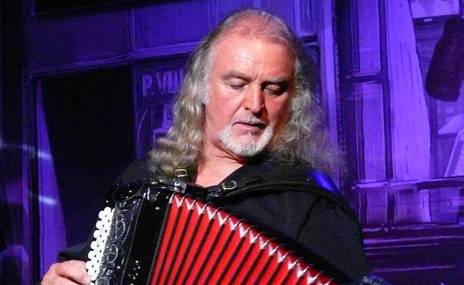 Roland Romanelli avec un accordéon